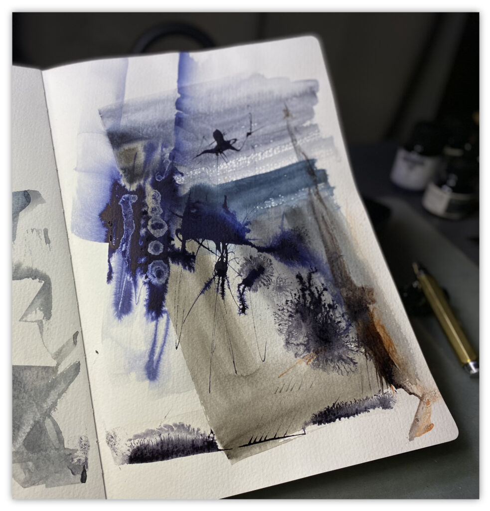 Photo d’une page de carnet a4 avec aquarelle abstraite tons bruns et bleus